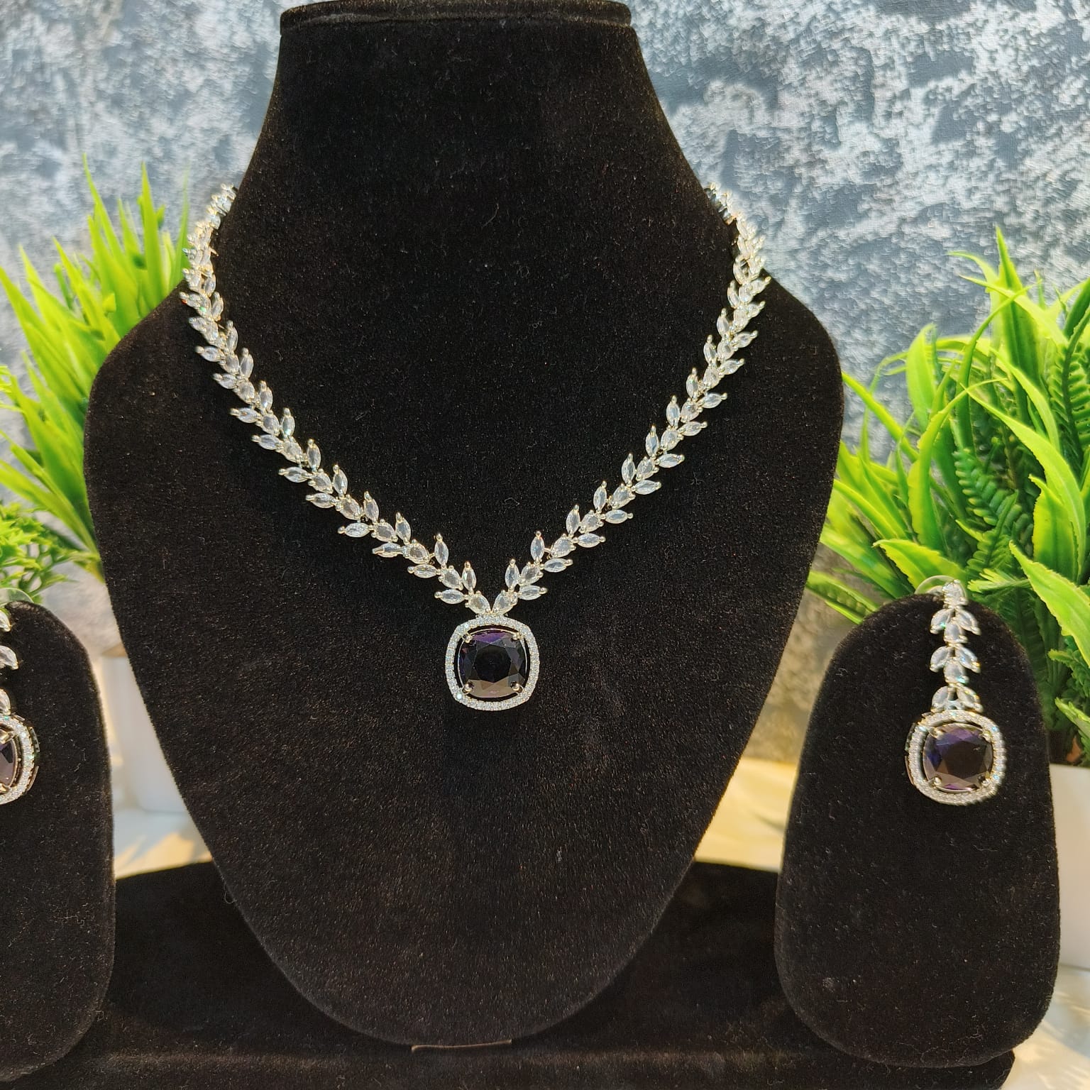 Sleek Pendant Set with Heavy