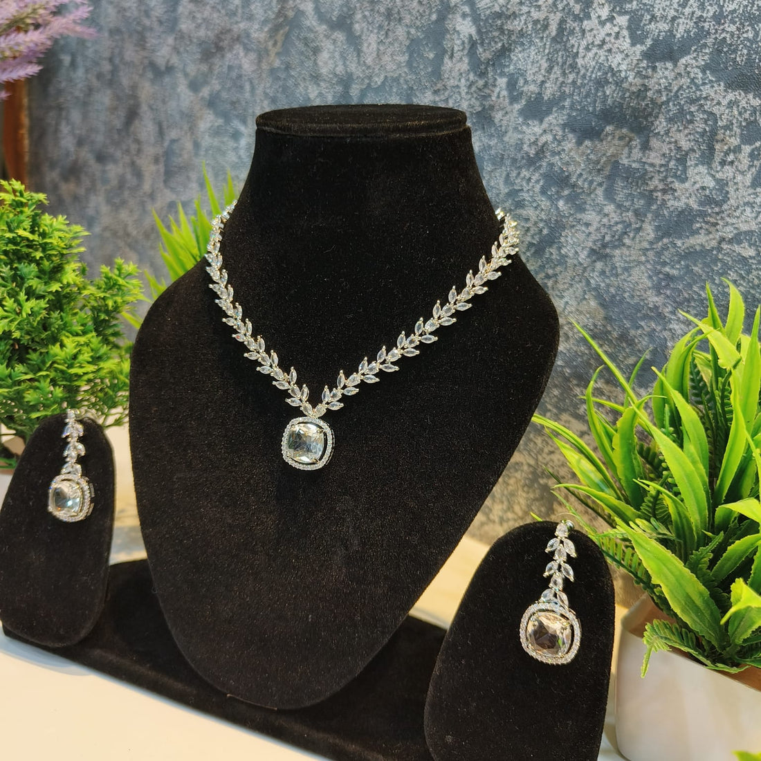 Sleek Pendant Set with Heavy