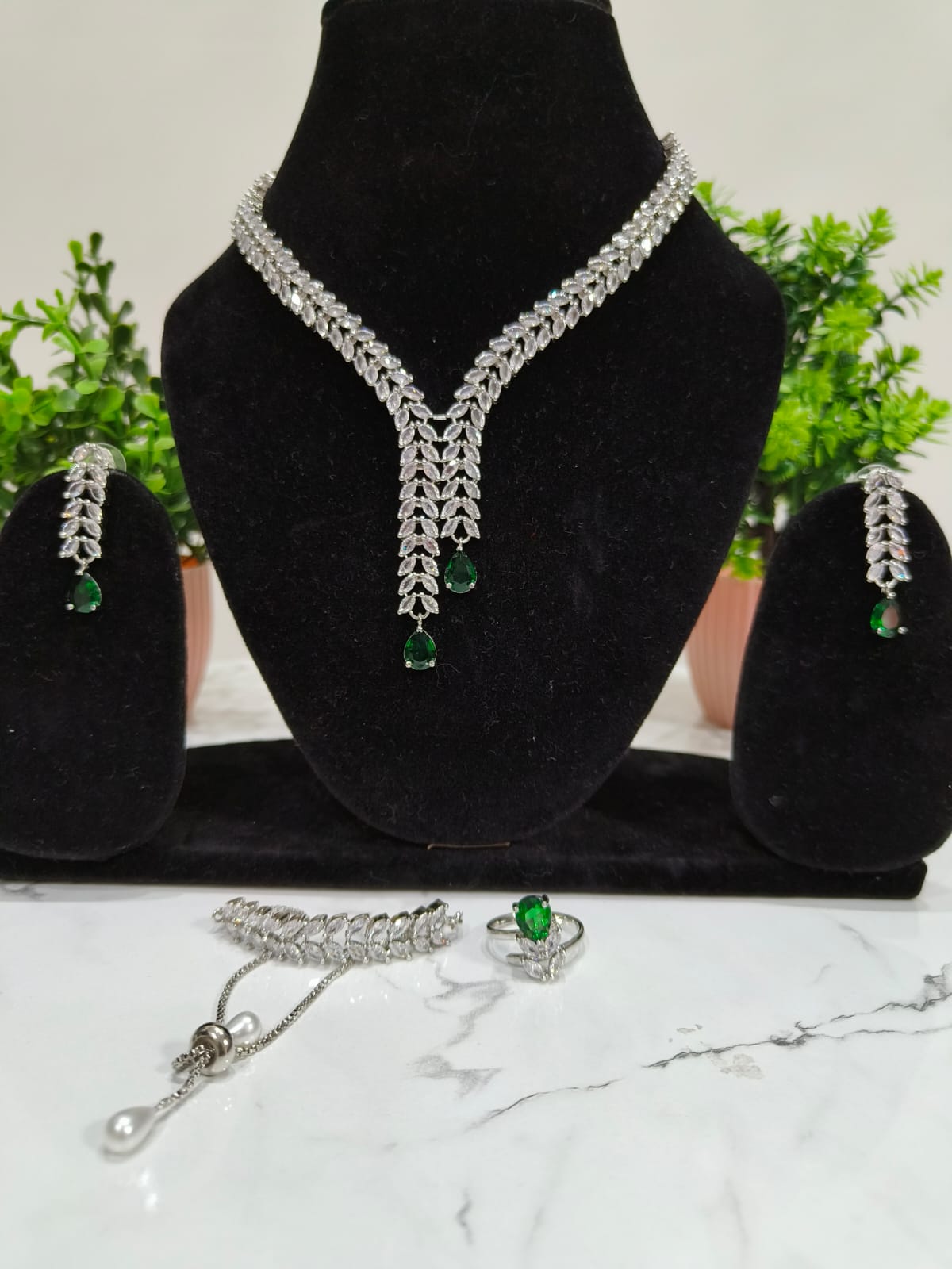 Green Stones Western-Look Necklace Set