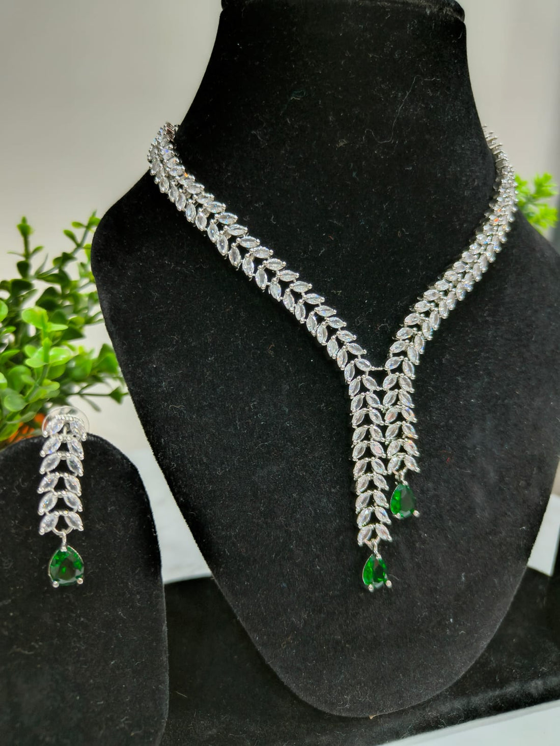 Green Stones Western-Look Necklace Set